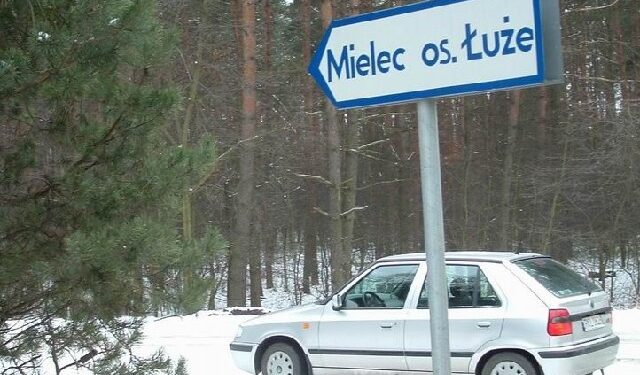 Starostwo Powiatowe w Mielcu wstrzymało działania zmierzające do budowy drogi dojazdowej na osiedle Łuże.