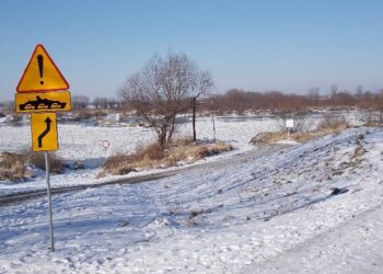 Stary zjazd do przeprawy promowej w Tarnobrzegu wciąż niezabezpieczony