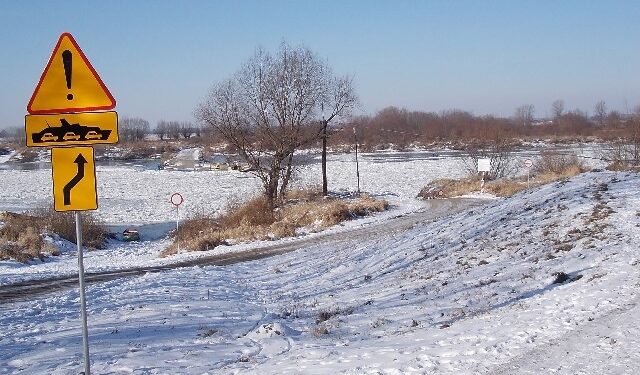 Stary zjazd do przeprawy promowej w Tarnobrzegu wciąż niezabezpieczony