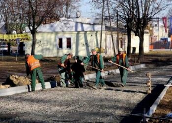 Rozpoczęto budowę drogi na Miasteczku Młodego Robotnika w Mielcu.