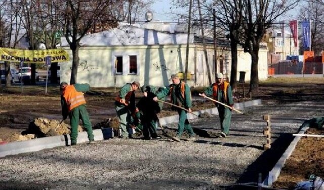 Rozpoczęto budowę drogi na Miasteczku Młodego Robotnika w Mielcu.
