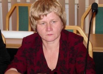 Samorządcy i parlamentarzyści PiS z powiatu mieleckiego protestują przeciwko zamykaniu szkół w regionie.