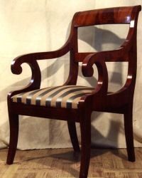 Zabytkowy fotel wrócił na zamek Dzikowski