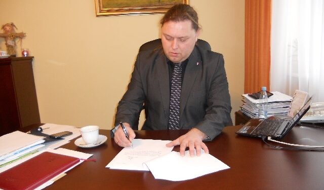 Starosta tarnobrzeski Krzysztof Pitra ogłosił przetarg na długo oczekiwaną przebudowę drogi powiatowej relacji Jadachy-Ocice.