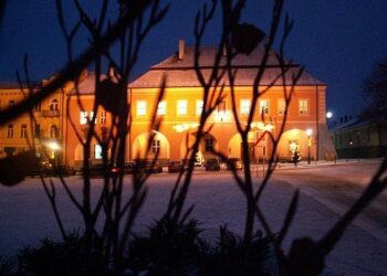 Ponad tysiąc osób wzięło udział w manifestacji przed ministerstwem sprawiedliwości w Warszawie, protestując przeciw planom reorganizacji sądów rejonowych.