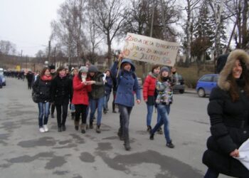 Uczniowie klimontowskiego Liceum Ogólnokształcącego podsumowali akcję 'Mam Haka na Raka'.