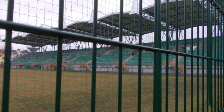 Zorganizowane grupy kibiców przyjezdnych, tej wiosny jeszcze nie będą mogły  podziwiać piłkarskich widowisk na stadionie Miejskiego Ośrodka Sportu i Rekreacji przy Alei Niepodległości w Tarnobrzegu. W dalszej perspektywie ma się to zmienić.