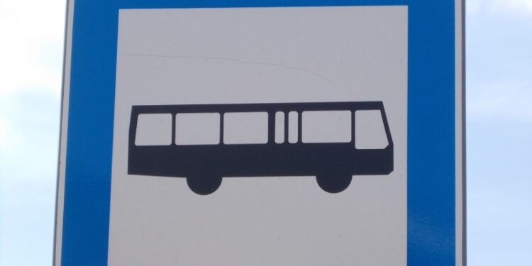 Nadal nie wiadomo, choć już można się domyślać, która firma będzie wozić pasażerów tarnobrzeskiej komunikacji miejskiej. Tylko PMKS w Tarnobrzegu ubiegało się o świadczenie usług przewozowych na terenie miasta. Wczoraj  unieważniono jeden przetarg, a dziś ogłoszono kolejny.