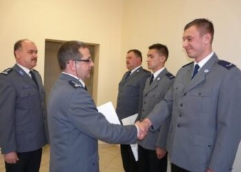 Podkarpacki Komendant Wojewódzki Policji nagrodził trzech funkcjonariuszy z powiatu dębickiego za wrażliwość na los innych i zaangażowanie w służbie. Dzięki postawie funkcjonariuszy życie dwóch ludzi zostało uratowane.