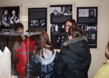 Postać kardynała Adama Kozłowieckiego oraz życie afrykańskich dzieci poznali uczniowie z Zespołu Szkół Specjalnych w Kolbuszowej Dolnej, którzy odwiedzili Muzeum Kardynała Adama Kozłowieckiego w Hucie Komorowskiej.