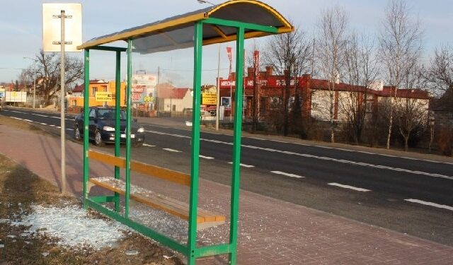 Uszkodzili wiatę przystanku – zostali zatrzymani.
