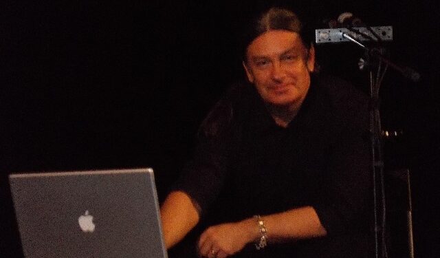 Uczniowie tarnobrzeskich szkół na recitalu Jarosława Wajka