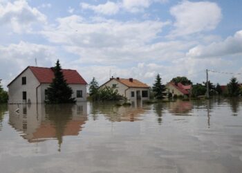 O przygotowaniach do rozpoczęcia realizacji programu ochrony przed powodzią w dorzeczu górnej Wisły rozmawiali uczestnicy spotkania w sandomierskim zamku.