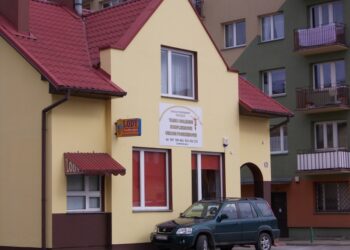 Zakład przy ulicy Moniuszki w Tarnobrzegu oferuje tanie, solidne i kompleksowe usługi. Całodobowo. Dla klientów idealnie. Dla mieszkańców okolicznych bloków już nie bo chodzi o usługi pogrzebowe.