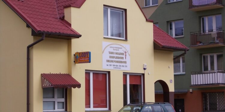 Zakład przy ulicy Moniuszki w Tarnobrzegu oferuje tanie, solidne i kompleksowe usługi. Całodobowo. Dla klientów idealnie. Dla mieszkańców okolicznych bloków już nie bo chodzi o usługi pogrzebowe.