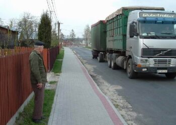 Kilkudziesięciotonowe ciężarówki dewastują mieleckie drogi i – jak skarżą sie mieszkańcy – utrudniają im życie.