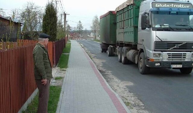 Kilkudziesięciotonowe ciężarówki dewastują mieleckie drogi i – jak skarżą sie mieszkańcy – utrudniają im życie.