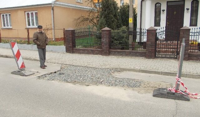 Ile można czekać na załatanie jednej dziury w drodze? Wie mieszkaniec ulicy Chopina w Tarnobrzegu.