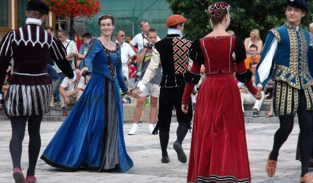 Przemarszem wojsk Chorągwi Rycerstwa Ziemi Sandomierskiej od Bramy Opatowskiej na rynek Starego Miasta Sandomierz inauguruje dziś oficjalnie sezon turystyczny.