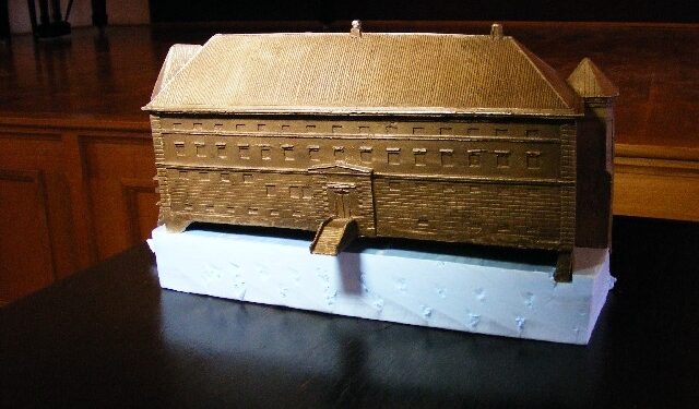 Na zamkowym dziedzińcu w Sandomierzu rozpoczęła się instalacja postumentów, na których w przyszłym tygodniu umieszczone zostaną odlewy pięciu zabytków Sandomierza.