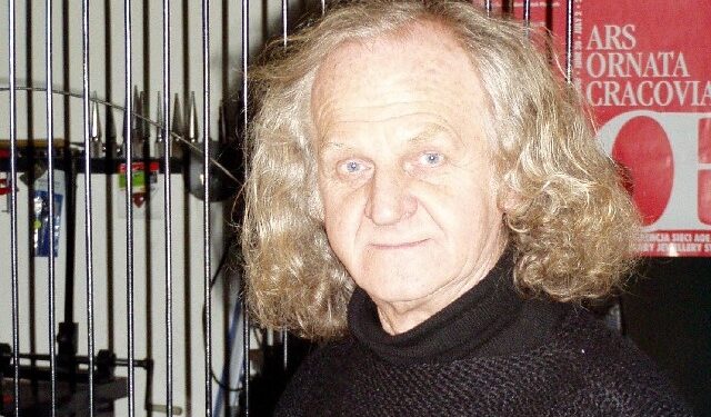 Biżuteria z krzemieniem pasiastym będzie prezentowana na ekspozycji w polskiej ambasadzie w Pekinie.