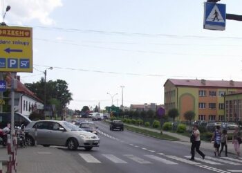 Sygnalizacja świetlna lub kładka – takie rozwiązania proponowane są  dla najbardziej oblężonego przejścia dla pieszych w Kolbuszowej.