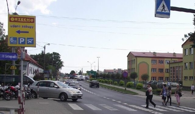 Sygnalizacja świetlna lub kładka – takie rozwiązania proponowane są dla najbardziej oblężonego przejścia dla pieszych w Kolbuszowej.