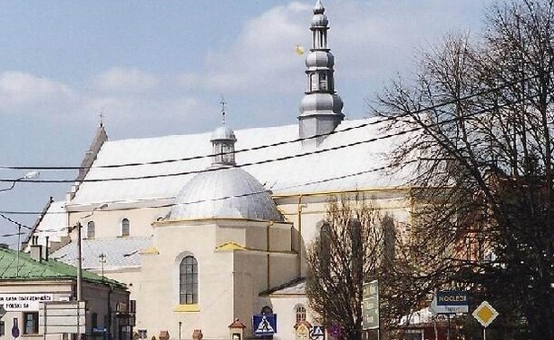 Przy Kolegiacie Kolbuszowskiej powstaną miejsca parkingowe.