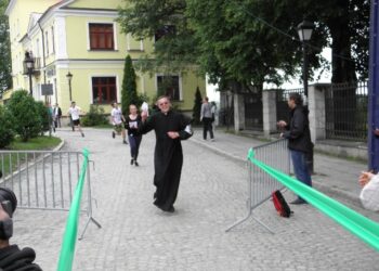 Ponad 300 osób wzięło udział w drugiej edycji Biegostomu – charytatywnego biegu uczniów, nauczycieli i absolwentów sandomierskiego I Liceum Ogólnokształcącego Collegium Gostomianum.