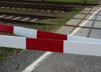 Na przejeździe kolejowym w Komorowie potrzebna jest sygnalizacja świetlna.