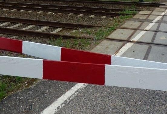 Na przejeździe kolejowym w Komorowie potrzebna jest sygnalizacja świetlna.