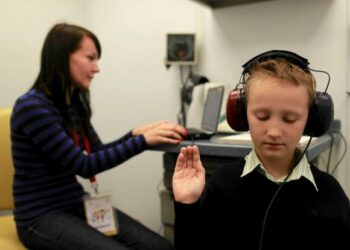 W Zaleszanach trwają badania słuchu.