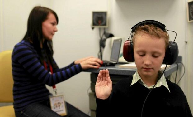 W Zaleszanach trwają badania słuchu.