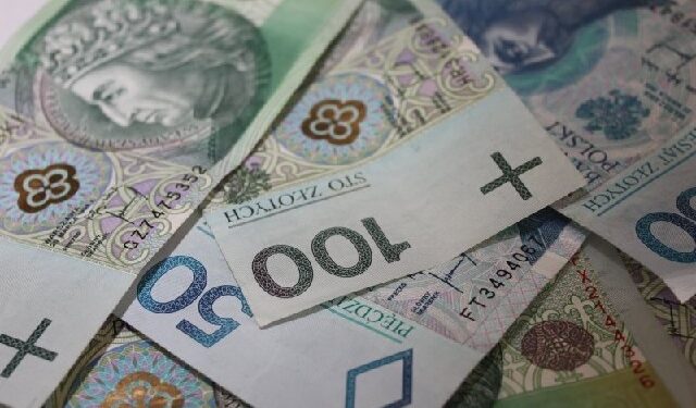 Podrabiała podpisy klientów i przywłaszczała pieniądze – teraz grozi jej do 5 lat więzienia.