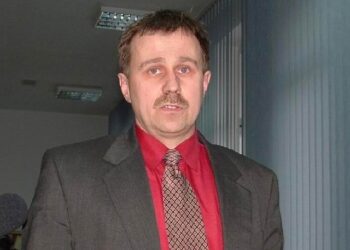 Mieszkańcy Komorowa walczą o sygnalizację świetlną na przejeździe kolejowym w ciągu drogi powiatowej.