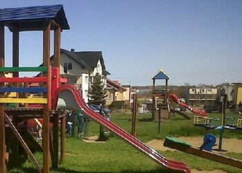 Dobiega końca budowa placu zabaw w Cmolasie