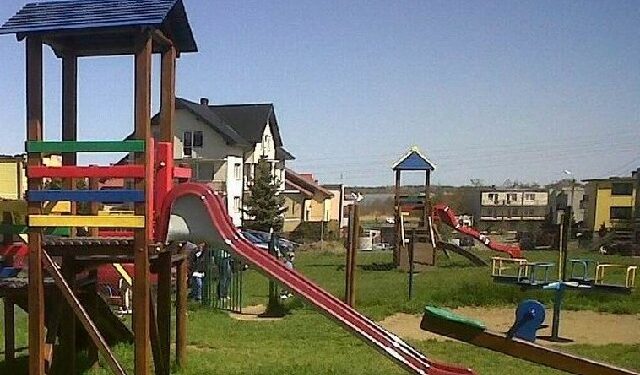 Dobiega końca budowa placu zabaw w Cmolasie