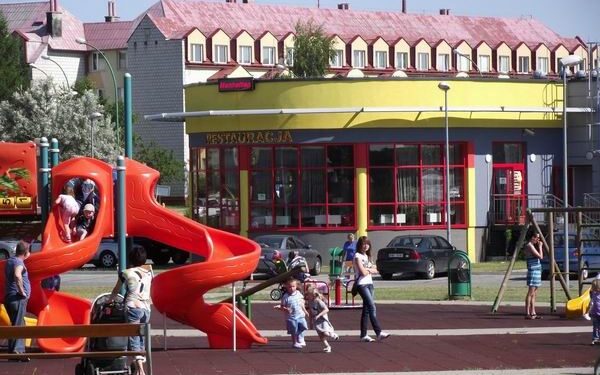 Niewykluczone, że mieleccy radni złożą się na zielone ogrodzenie placu zabaw przy pływalni krytej na osiedlu Smoczka.