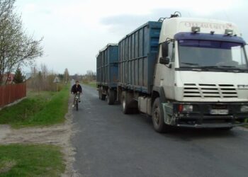 Mimo nacisków firm transportowych, mieleckie starostwo nie usunie z drogi powiatowej Radomyśl Wielki  Dąbrowa Tarnowska znaku  ograniczającego tonaż.