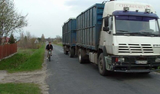 Mimo nacisków firm transportowych, mieleckie starostwo nie usunie z drogi powiatowej Radomyśl Wielki  Dąbrowa Tarnowska znaku  ograniczającego tonaż.