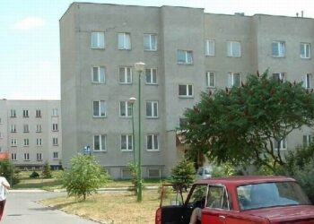 Mieszkańcy bloków przy ul. Partyzantów w Kolbuszowej skarżą się na zastoiska wody.