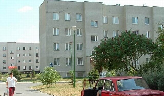 Mieszkańcy bloków przy ul. Partyzantów w Kolbuszowej skarżą się na zastoiska wody.