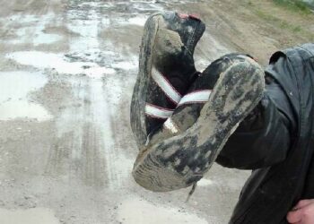 Mieszkańcy kolbuszowskiej ulicy Piaskowej skarżą się na piach i błoto.