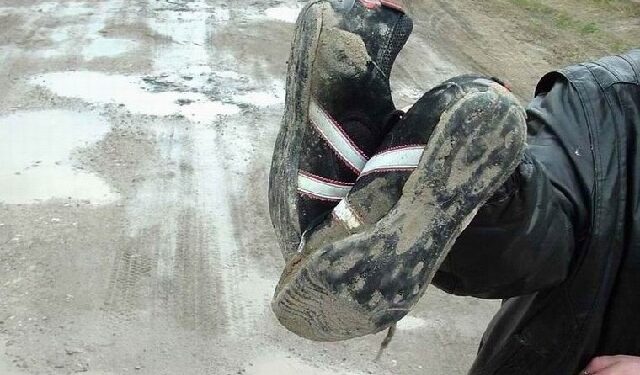 Mieszkańcy kolbuszowskiej ulicy Piaskowej skarżą się na piach i błoto.