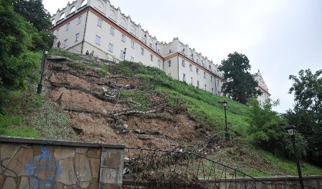 Sandomierz: Trwa usuwanie skutków ubiegłorocznej ulewy.