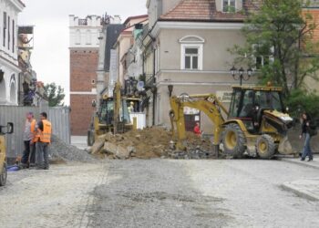 Nie ma zagrożenia, że prace przy wymianie sieci wodociągowej i kanalizacyjnej na starym mieście w Sandomierzu nie zostaną zrealizowane w terminie.