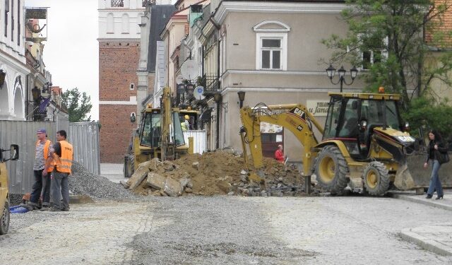 Nie ma zagrożenia, że prace przy wymianie sieci wodociągowej i kanalizacyjnej na starym mieście w Sandomierzu nie zostaną zrealizowane w terminie.