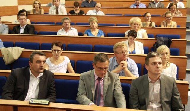 Ochotnicza Straż Pożarna ze Złotej w gminie Samborzec, oraz Ossali i Długołęki w gminie Osiek otrzymają od samorządu województwa dofinansowanie do zakupu nowego samochodu.