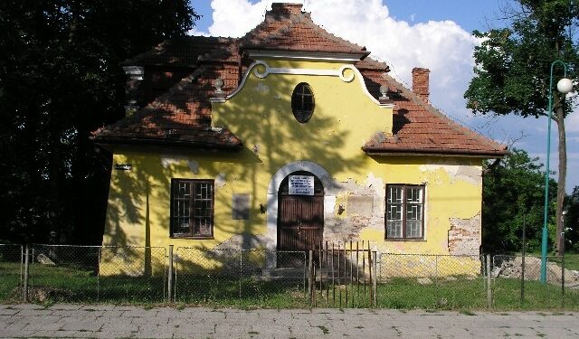 Być może uda się wreszcie sprzedać dworek Aleksandra Patkowskiego przy ul. Żeromskiego w Sandomierzu.