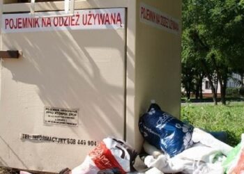 Przepełnione kontenery na zużytą odzież szpecą krajobraz Kolbuszowej